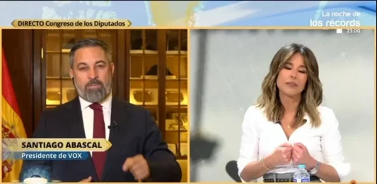 FOTOGRAFÍA. MADRID (REINO DE ESPAÑA), 21 DE MAYO DE 2025. El presidente de VOX y de Patriots of Europe, Santiago Abascal Conde, registrado este miércoles durante una entrevista con el programa "La Mirada Crítica de Tele 5". Captura video/Lasvocesdelpueblo (Ñ Pueblo)