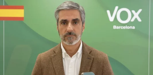 FOTOGRAFÍA. BARCELONA (CATALUÑA) REINO DE ESPAÑA, 12 DE MAYO DE 2025. El portavoz del grupo municipal, Gonzalo de Oro-Pulido Plaza, valora la actualidad política este lunes. Lasvocesdelpueblo (Ñ Pueblo)