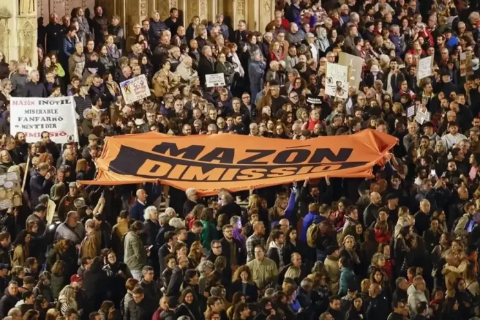 Séptima manifestación contra Mazón reclamará un trato digno; verdad y justicia FOTOGRAFÍA. VALENCIA (COMUNIDAD VALENCIANA) REINO DE ESPAÑA, 29 DE MARZO DE 2025. Sexta manifestación en la ciudad de València para reclamar la dimisión de Carlos Mazón; una manifestación para pedir la dimisión del presidente del Govern de la Generalitat Valenciana por el Partido Popular (PP), Carlos Mazón Guixot, y en homenaje a las víctimas de la Depresión Aislada en Niveles Altos (DANA) o (gota fría)del 29 de octubre en la ciudad de Valencia. Efe