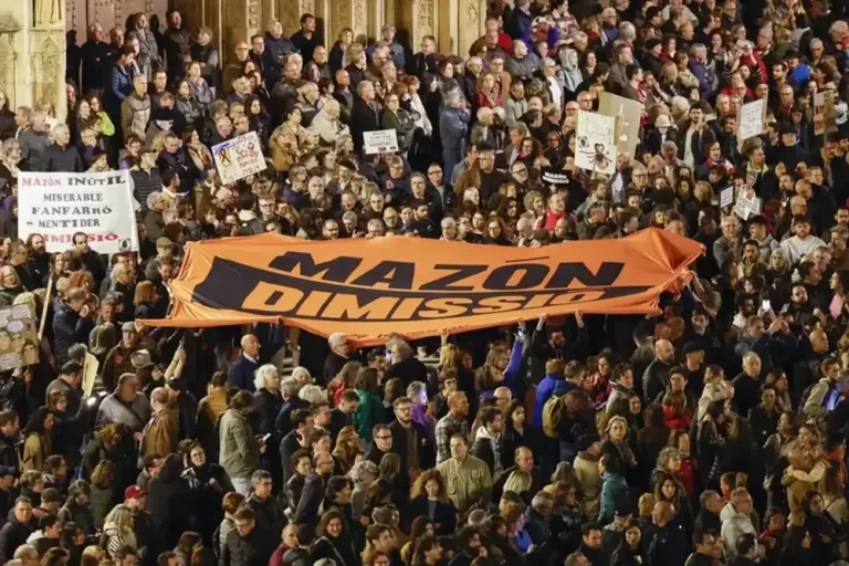 FOTOGRAFÍA. VALENCIA (COMUNIDAD VALENCIANA) REINO DE ESPAÑA, 29 DE MARZO DE 2025. Sexta manifestación en la ciudad de València para reclamar la dimisión de Carlos Mazón; una manifestación para pedir la dimisión del presidente del Govern de la Generalitat Valenciana por el Partido Popular (PP), Carlos Mazón Guixot, y en homenaje a las víctimas de la Depresión Aislada en Niveles Altos (DANA) o (gota fría)del 29 de octubre en la ciudad de Valencia. Efe