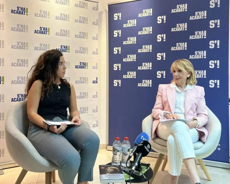FOTOGRAFÍA. BARCELONA (CATALUÑA) REINO DE ESPAÑA, 27 DE MAYO DE 2025. La conferencia "Salvar la nación y la libertad: un llamamiento urgente", organizada por parte de asociación juvenil S'ha Acabat! (S'!), cuya presentación corrió a cargo del vicepresidente de S'!, Hugo González Escarpa (Hugo Escarpa); y la moderación dirigida por la presidente de esta organización juvenil de la Nación española con sede nacional ubicada en la calle Consell de Cent de Barcelona, Andrea Llopart Gonzalo; reunió este martes la expresidente del Gobierno autonómico de la Comunidad de Madrid, exlíder del Partido Popular (PP) de Madrid y "figura clave del constitucionalismo español" -defiende S'!-, Esperanza Aguirre Gil de Biedma, conocida como "Esperanza Aguirre". Lasvocesdelpueblo (Ñ Pueblo)