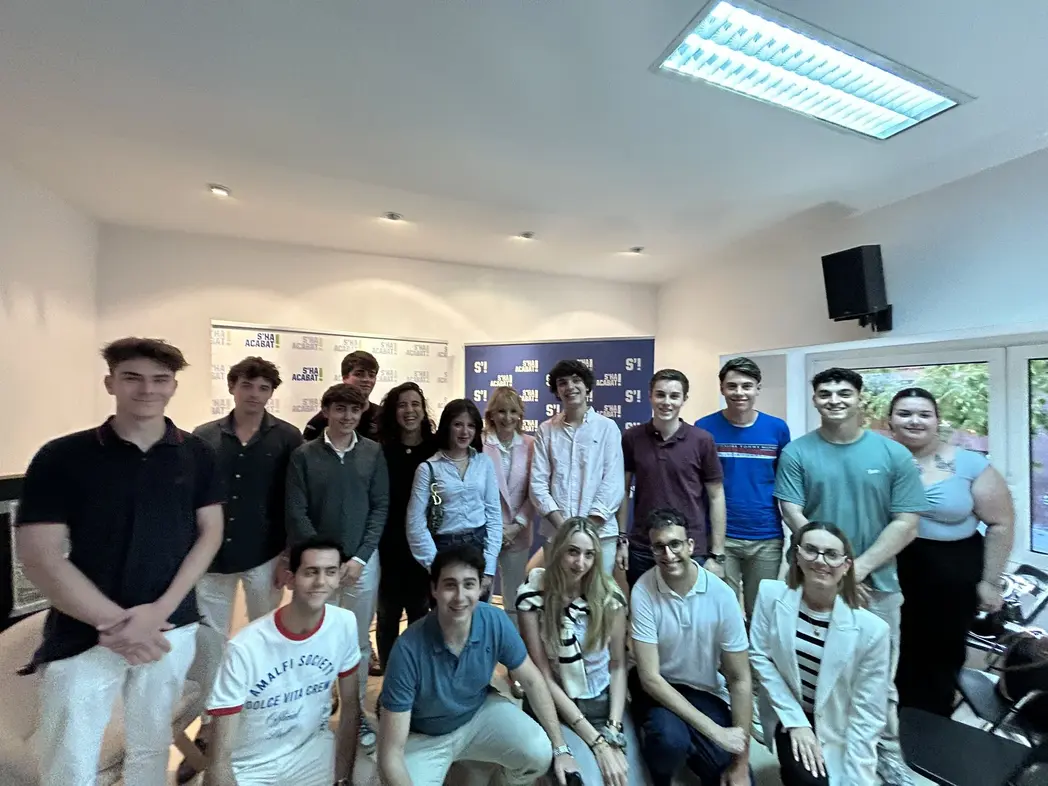 FOTOGRAFÍA. BARCELONA (CATALUÑA) REINO DE ESPAÑA, 27 DE MAYO DE 2025. La conferencia "Salvar la nación y la libertad: un llamamiento urgente", organizada por parte de asociación juvenil S'ha Acabat! (S'!), cuya presentación corrió a cargo del vicepresidente de S'!, Hugo González Escarpa (Hugo Escarpa) (segunda fila 5 d); y la moderación dirigida por la presidente de esta organización juvenil de la Nación española con sede nacional ubicada en la calle Consell de Cent de Barcelona, Andrea Llopart Gonzalo (segunda fila 8 d); reunió este martes la expresidente del Gobierno autonómico de la Comunidad de Madrid, exlíder del Partido Popular (PP) de Madrid y "figura clave del constitucionalismo español" -defiende S'!-, Esperanza Aguirre Gil de Biedma, conocida como "Esperanza Aguirre" (segunda fila 6 d). Lasvocesdelpueblo (Ñ Pueblo)