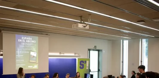 FOTOGRAFÍA. BARCELONA (COMUNIDAD AUTÓNOMA D ECATALUÑA) REINO DE ESPAÑA, 14 D EMAYO DE 2025. El director de Fundación Neos, Javier Martínez-Fresneda (3 i); el presidente de la asociación catalana Impulso Ciudadano, José Domingo Domingo (2 d); senadora y diputada del Partido Popular en el Parlament de Catalunya, Lorena Roldán Suárez (d); y el diputado de Vox por Gerona al Parlament de Catalunya, Alberto Tarradas Peneque (2i); participaron este miércoles en el debate "España en el abismo: La ruptura de España se hace realidad", en referencia al último informe de la Fundación Neos, que organizan la asociación juvenil S'ha Acabat! (S'!) y Fundación Neos en el Campus Ciutadella, aula 13.007 de la Universidad Pompeu Fabra (UPF). La presentación estuvo a cargo de Eva Fernández (i), mientras que la moderación corrió por parte de Andrea Llopart Gonzalo (3 d); presidente de S'ha Acabat!. Lasvocesdelpueblo (Ñ Pueblo)
