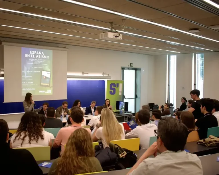 FOTOGRAFÍA. BARCELONA (COMUNIDAD AUTÓNOMA D ECATALUÑA) REINO DE ESPAÑA, 14 D EMAYO DE 2025. El director de Fundación Neos, Javier Martínez-Fresneda (3 i); el presidente de la asociación catalana Impulso Ciudadano, José Domingo Domingo (2 d); senadora y diputada del Partido Popular en el Parlament de Catalunya, Lorena Roldán Suárez (d); y el diputado de Vox por Gerona al Parlament de Catalunya, Alberto Tarradas Peneque (2i); participaron este miércoles en el debate "España en el abismo: La ruptura de España se hace realidad", en referencia al último informe de la Fundación Neos, que organizan la asociación juvenil S'ha Acabat! (S'!) y Fundación Neos en el Campus Ciutadella, aula 13.007 de la Universidad Pompeu Fabra (UPF). La presentación estuvo a cargo de Eva Fernández (i), mientras que la moderación corrió por parte de Andrea Llopart Gonzalo (3 d); presidente de S'ha Acabat!. Lasvocesdelpueblo (Ñ Pueblo)
