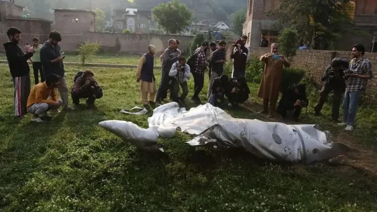 FOTOGRAFÍA. SRINAGAR (INDIA), 07 DE MAYO DE 2025. La gente se encuentra de pie cerca de la parte dañada de un avión no identificado en un complejo de la mezquita en Pampore, en las afueras de Srinagar, India, el 07 de mayo de 2025. El 07 de mayo, las Fuerzas Armadas de la India lanzaron la 'Operación Sindoor', golpeando la presunta infraestructura terrorista en Pakistán y en la Cachemira ocupada por Pakistán. (Terrorista). Efe