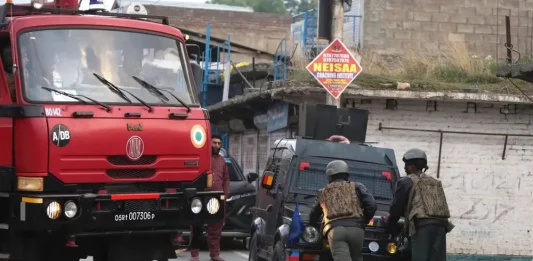 FOTOGRAFÍA. SRINAGAR (INDIA), 07 DE MAYO DE 2025. Personal de seguridad indio patrulla un puesto de control de seguridad en las afueras de Srinagar, Cachemira, India, 07 de mayo de 2025. El 07 de mayo, las Fuerzas Armadas Indias lanzaron la 'Operación Sindoor', atacando presuntas infraestructuras terroristas en Pakistán y en la Cachemira ocupada por Pakistán. Efe