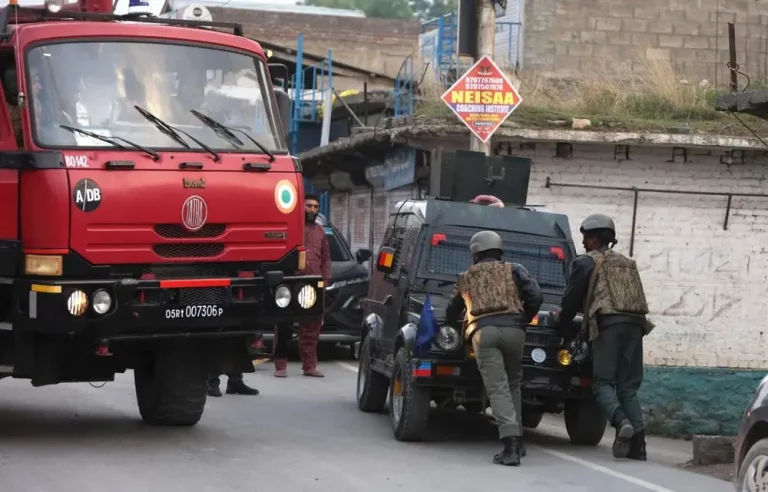 FOTOGRAFÍA. SRINAGAR (INDIA), 07 DE MAYO DE 2025. Personal de seguridad indio patrulla un puesto de control de seguridad en las afueras de Srinagar, Cachemira, India, 07 de mayo de 2025. El 07 de mayo, las Fuerzas Armadas Indias lanzaron la 'Operación Sindoor', atacando presuntas infraestructuras terroristas en Pakistán y en la Cachemira ocupada por Pakistán. Efe