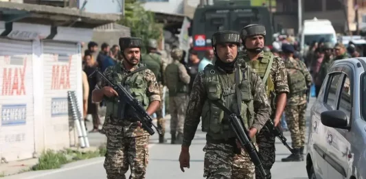 FOTOGRAFÍA. SRINAGAR (INDIA), 07 DE MAYO DE 2025. Las fuerzas de seguridad indias patrullan una carretera en Pampore, en las afueras de Srinagar, India, 07 de mayo de 2025. El 07 de mayo, las Fuerzas Armadas indias lanzaron la 'Operación Sindoor', golpeando la presunta infraestructura terrorista en Pakistán y Jammu y Cachemira ocupada por Pakistán. Efe