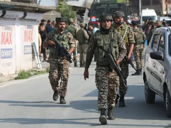 «Tras ataques de India en Punjab (Pakistán) hay 31 muerto y 57 heridos (3) FOTOGRAFÍA. SRINAGAR (INDIA), 07 DE MAYO DE 2025. Las fuerzas de seguridad indias patrullan una carretera en Pampore, en las afueras de Srinagar, India, 07 de mayo de 2025. El 07 de mayo, las Fuerzas Armadas indias lanzaron la 'Operación Sindoor', golpeando la presunta infraestructura terrorista en Pakistán y Jammu y Cachemira ocupada por Pakistán. Efe
