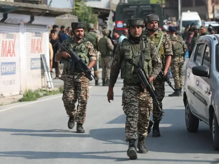 FOTOGRAFÍA. SRINAGAR (INDIA), 07 DE MAYO DE 2025. Las fuerzas de seguridad indias patrullan una carretera en Pampore, en las afueras de Srinagar, India, 07 de mayo de 2025. El 07 de mayo, las Fuerzas Armadas indias lanzaron la 'Operación Sindoor', golpeando la presunta infraestructura terrorista en Pakistán y Jammu y Cachemira ocupada por Pakistán. Efe