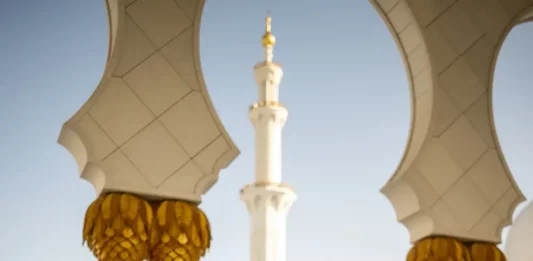 FOTOGRAFÍA. ABU DABI (EMIRATOS ÁRABES UNIDOS), 15 DE MAYO DE 2025. El presidente de los Estados Unidos de América (EEUU), Donald John Trump; visitó hoy a Abu Dabi, la capital de los Emiratos Árabes Unidos, donde se ha reunido con el presidente de los Emiratos Árabes Unidos, Su Alteza el Jeque Mohamed bin Zayed Al Nahyan. El presidente Trump en la Gran Mezquita Sheikh Zayed en Abu Dhabi. Cerraron la mezquita para su visita especial; era la primera vez en la historia que alguien la cerraba. "¡Un momento histórico!", afirman fuentes de la Casa Blanca. "Paz a través de la fuerza (Peace trougth strength)", ha sido el lema de exhibición de la 47ª Administración Donald John Trump/James David Vance en esta vuelta en el Medio Oriente que empezó el martes en Arabia Saudita, siguió hoy en Doha (Qatar) y ahora en Abu Dabi (Emiratos Árabes Unidos). El líder del mundo libre no descarta estar maña en Estambul (Turquía) si fuera necesario para sellar en persona el histórico Acuerdo de Paz definitivo entre Ucrania y la Federación Rusa (Rusia). El presidente de Rusia, Vladimir Putin, también está valorando acudir mañana, todo depende de lo que ocurre hoy en la Mesa de negociaciones entre los representantes de Ucrania y de Rusia. El presidente de Ucrania, Volodímir Zelenski ya llegó en Estambul este jueves. Lasvocesdelpueblo (Ñ Pueblo)
