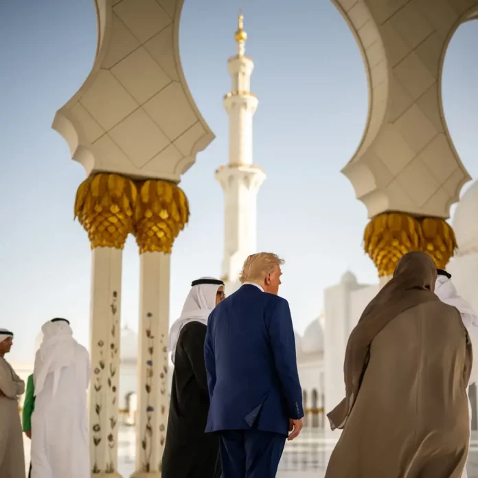 FOTOGRAFÍA. ABU DABI (EMIRATOS ÁRABES UNIDOS), 15 DE MAYO DE 2025. El presidente de los Estados Unidos de América (EEUU), Donald John Trump; visitó hoy a Abu Dabi, la capital de los Emiratos Árabes Unidos, donde se ha reunido con el presidente de los Emiratos Árabes Unidos, Su Alteza el Jeque Mohamed bin Zayed Al Nahyan. El presidente Trump en la Gran Mezquita Sheikh Zayed en Abu Dhabi. Cerraron la mezquita para su visita especial; era la primera vez en la historia que alguien la cerraba. "¡Un momento histórico!", afirman fuentes de la Casa Blanca. "Paz a través de la fuerza (Peace trougth strength)", ha sido el lema de exhibición de la 47ª Administración Donald John Trump/James David Vance en esta vuelta en el Medio Oriente que empezó el martes en Arabia Saudita, siguió hoy en Doha (Qatar) y ahora en Abu Dabi (Emiratos Árabes Unidos). El líder del mundo libre no descarta estar maña en Estambul (Turquía) si fuera necesario para sellar en persona el histórico Acuerdo de Paz definitivo entre Ucrania y la Federación Rusa (Rusia). El presidente de Rusia, Vladimir Putin, también está valorando acudir mañana, todo depende de lo que ocurre hoy en la Mesa de negociaciones entre los representantes de Ucrania y de Rusia. El presidente de Ucrania, Volodímir Zelenski ya llegó en Estambul este jueves. Lasvocesdelpueblo (Ñ Pueblo)