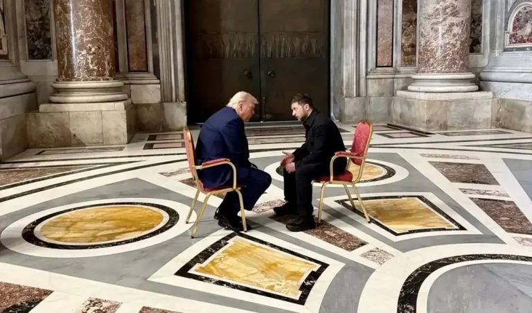 FOTOGRAFÍA. CIUDAD DEL VATICANO (EL VATICANO), 26 DE ABRIL DE 2025. El presidente de los Estados Unidos de América (EEUU), Donald John Trump (i), se ha reunido la mañana de este sábado, en privado, con el presidente ucraniano, Volodymyr Zelensky (d), en la Basílica de San Pedro en la Ciudad del Vaticano esta mañana, antes de asistir a la Misa exequial por la santidad de Jorge Mario Bergoglio (papa Francisco), fallecido la mañana del pasado lunes de Pascua. Lasvocesdelpueblo (Ñ Pueblo)