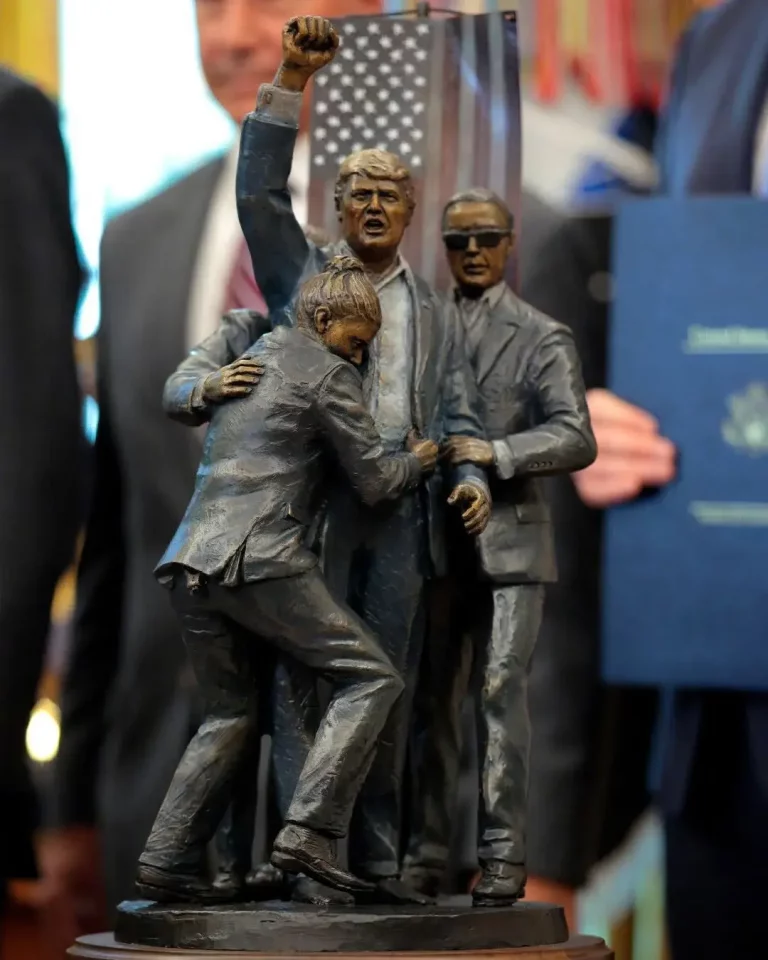 FOTOGRAFÍA. PENSILVANIA/WASHINGTON (ESTADOS UNIDOS DE AMÉRICA), 13 DE JULIO DE 2024/10 DE MAYO DE 2025. El Despacho Oval registra el Monumento histórico sobre el fallido atentado en directo contra el candidato Donald John Trump en la campaña electoral de las últimas elecciones estadounidenses del 6 de noviembre de 2024, cuando de milagro sobrevivió y se levantó a gritos de "¡luchad!, luchad!, luchad!" ("Fight!, Fight!, Fight!"). Campaña Trump: "El presidente Trump se encuentra bien". El Presidente Trump sobrevive de un atentado terrorista durante un mitin electoral en Pensilvania. El asesino alcanza al presidente Donald John Trump (Donald Trump), pero no mortalmente por muy poco dado que la bala le acaricia parte de la cara hasta atravesar su oreja derecho donde sangra. candidatura Trump/lasvocesdelpueblo (Ñ Pueblo)