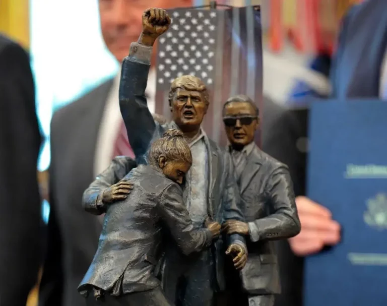 FOTOGRAFÍA. PENSILVANIA/WASHINGTON (ESTADOS UNIDOS DE AMÉRICA), 13 DE JULIO DE 2024/10 DE MAYO DE 2025. El Despacho Oval registra el Monumento histórico sobre el fallido atentado en directo contra el candidato Donald John Trump en la campaña electoral de las últimas elecciones estadounidenses del 6 de noviembre de 2024, cuando de milagro sobrevivió y se levantó a gritos de "¡luchad!, luchad!, luchad!" ("Fight!, Fight!, Fight!"). Campaña Trump: "El presidente Trump se encuentra bien". El Presidente Trump sobrevive de un atentado terrorista durante un mitin electoral en Pensilvania. El asesino alcanza al presidente Donald John Trump (Donald Trump), pero no mortalmente por muy poco dado que la bala le acaricia parte de la cara hasta atravesar su oreja derecho donde sangra. candidatura Trump/lasvocesdelpueblo (Ñ Pueblo)