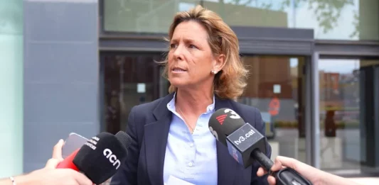 FOTOGRAFÍA. BARCELONA (CATALUÑA) REINO DE ESPAÑA, 14 DE MAYO DE 2025. La portavoz adjunta del Grupo VOX Parlament de Catalunya, María Elisa García Fuster, atiende a los medios de comunicación este miércoles sobre la actualidad política que pasa por la presunta trama corrupta que VOX ha destapado en la Dirección General de Atención a la Infancia y la Adolescencia (DGAIA). Lasvocesdelpueblo (Ñ Pueblo)