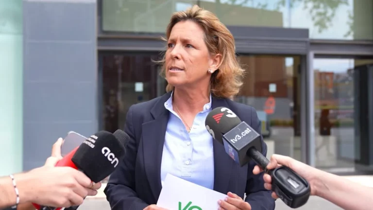FOTOGRAFÍA. BARCELONA (CATALUÑA) REINO DE ESPAÑA, 14 DE MAYO DE 2025. La portavoz adjunta del Grupo VOX Parlament de Catalunya, María Elisa García Fuster, atiende a los medios de comunicación este miércoles sobre la actualidad política que pasa por la presunta trama corrupta que VOX ha destapado en la Dirección General de Atención a la Infancia y la Adolescencia (DGAIA). Lasvocesdelpueblo (Ñ Pueblo)