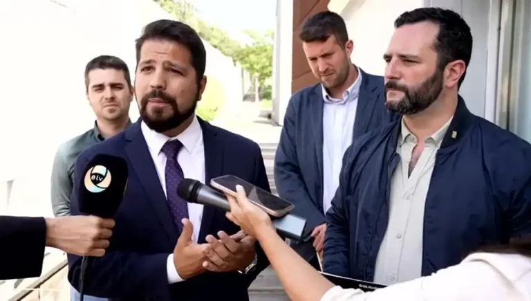 SANT JUST DESVERN (BARCELONA) CATALUÑA (REINO DE ESPAÑA), 19 DE MAYO DE 2025. El diputado de VOX por Tarragona al Parlament de Catalunya, Javier Ramírez Gutiérrez, junto al Sindicato para la Defensa de los Trabajadores de España SOLIDARIDAD, Jordi Albert de la Fuente Miró (Jordi de la Fuente), juntos a los consejeros de VOX en el Consejo Comarcal del Baix Llobregat (Barcelona): Iván Cánovas por el Grupo Municipal de VOX en el Ayuntamiento de Cornellá (Barcelona) y Marc Cívico Morales por el Grupo Municipal de VOX en el Ayuntamiento de Gavá (Barcelona), ofrecen una rueda de prensa este tarde ante el Consejo Comarcal del Bajo Llobregat, N-30, km 1249, 08980, Sant Just Desvern (Barcelona). Lasvocesdelpueblo (Ñ Pueblo)