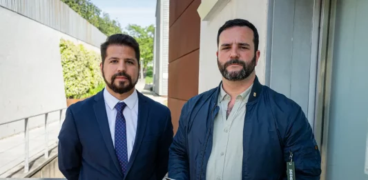 SANT JUST DESVERN (BARCELONA) CATALUÑA (REINO DE ESPAÑA), 19 DE MAYO DE 2025. El diputado de VOX por Tarragona al Parlament de Catalunya, Javier Ramírez Gutiérrez, junto al Sindicato para la Defensa de los Trabajadores de España SOLIDARIDAD, Jordi Albert de la Fuente Miró (Jordi de la Fuente), juntos a los consejeros de VOX en el Consejo Comarcal del Baix Llobregat (Barcelona): Iván Cánovas por el Grupo Municipal de VOX en el Ayuntamiento de Cornellá (Barcelona) y Marc Cívico Morales por el Grupo Municipal de VOX en el Ayuntamiento de Gavá (Barcelona), ofrecen una rueda de prensa este tarde ante el Consejo Comarcal del Bajo Llobregat, N-30, km 1249, 08980, Sant Just Desvern (Barcelona). Lasvocesdelpueblo (Ñ Pueblo)
