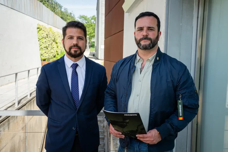 SANT JUST DESVERN (BARCELONA) CATALUÑA (REINO DE ESPAÑA), 19 DE MAYO DE 2025. El diputado de VOX por Tarragona al Parlament de Catalunya, Javier Ramírez Gutiérrez, junto al Sindicato para la Defensa de los Trabajadores de España SOLIDARIDAD, Jordi Albert de la Fuente Miró (Jordi de la Fuente), juntos a los consejeros de VOX en el Consejo Comarcal del Baix Llobregat (Barcelona): Iván Cánovas por el Grupo Municipal de VOX en el Ayuntamiento de Cornellá (Barcelona) y Marc Cívico Morales por el Grupo Municipal de VOX en el Ayuntamiento de Gavá (Barcelona), ofrecen una rueda de prensa este tarde ante el Consejo Comarcal del Bajo Llobregat, N-30, km 1249, 08980, Sant Just Desvern (Barcelona). Lasvocesdelpueblo (Ñ Pueblo)