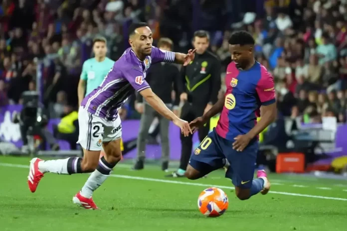 Valladolid-FC Barcelona, Sorprendente primera mitad (1-0) (1) FOTOGRAFÍA. VALLADOLID (CASTILLA Y LEÓN) REINO DE ESPAÑA, 03 DE MAYO DE 2025. El centrocampista del Valladolid Anuar Mohamed Tuhami pelea un balón ante el delantero del Barcelona Ansu Fati (d) durante el partido de LaLiga de fútbol que Real Valladolid y FC Barcelona disputan en el estadio José Zorrilla. Efe