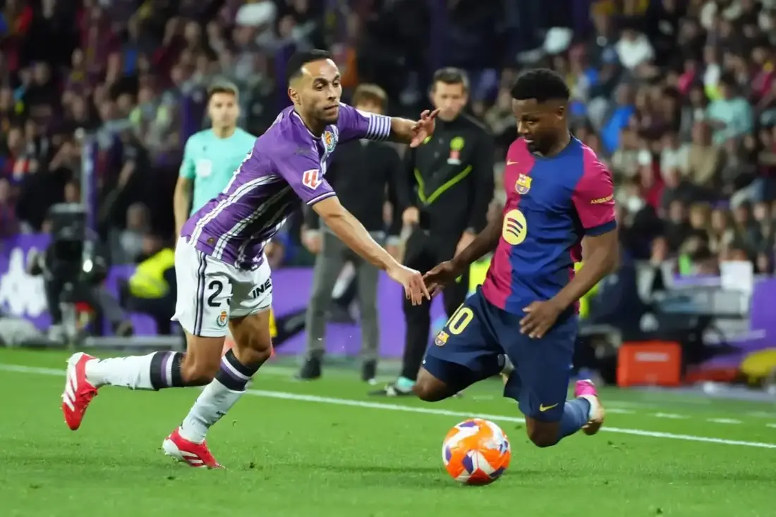 FOTOGRAFÍA. VALLADOLID (CASTILLA Y LEÓN) REINO DE ESPAÑA, 03 DE MAYO DE 2025. El centrocampista del Valladolid Anuar Mohamed Tuhami pelea un balón ante el delantero del Barcelona Ansu Fati (d) durante el partido de LaLiga de fútbol que Real Valladolid y FC Barcelona disputan en el estadio José Zorrilla. Efe