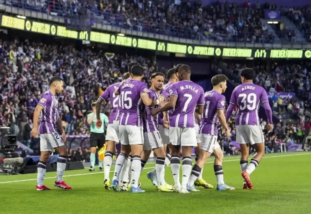 FOTOGRAFÍA. VALLADOLID (CASTILLA Y LEÓN) REINO DE ESPAÑA, 03 DE MAYO DE 2025. El centrocampista del Valladolid Iván Sánchez (c) celebra con sus compañeros tras anotar un gol durante el partido de LaLiga de fútbol que Real Valladolid y FC Barcelona disputan en el estadio José Zorrilla. Efe