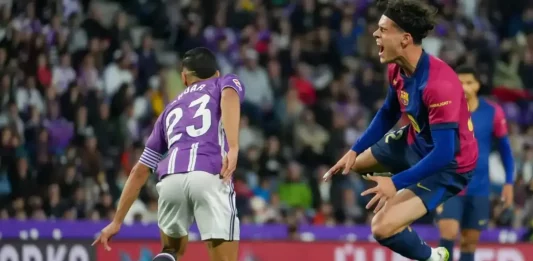 FOTOGRAFÍA. VALLADOLID (CASTILLA Y LEÓN) REINO DE ESPAÑA, 03 DE MAYO DE 2025. El centrocampista del Valladolid Anuar Mohamed Tuhami pelea un balón ante el lateral del Barcelona Héctor Fort (d) durante el partido de LaLiga de fútbol que Real Valladolid y FC Barcelona disputan en el estadio José Zorrilla. Efe