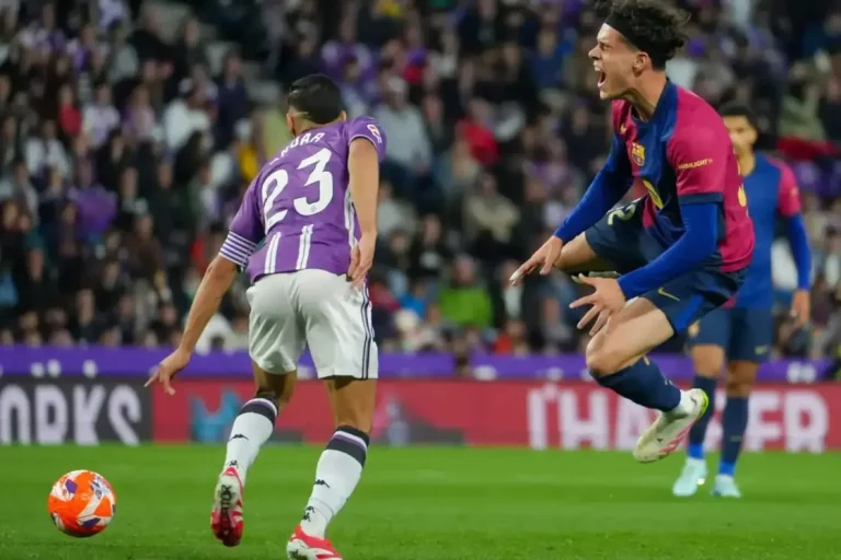 FOTOGRAFÍA. VALLADOLID (CASTILLA Y LEÓN) REINO DE ESPAÑA, 03 DE MAYO DE 2025. El centrocampista del Valladolid Anuar Mohamed Tuhami pelea un balón ante el lateral del Barcelona Héctor Fort (d) durante el partido de LaLiga de fútbol que Real Valladolid y FC Barcelona disputan en el estadio José Zorrilla. Efe