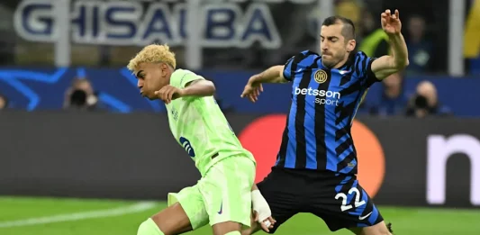 FOTOGRAFÍA. MILÁN (ITALIA), 06 DE MAYO D E2025. EL extremo del FC Barcelona's Lamine Yamal (I) en acción ante el centrocmapista del Inter Henrikh Mkhitaryan durante el partido de vuelta de semifinales de la UEFA Champions League entre Inter Milan y FC Barcelona, en Milan, Italia. Efe