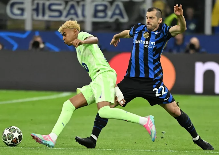 FOTOGRAFÍA. MILÁN (ITALIA), 06 DE MAYO D E2025. EL extremo del FC Barcelona's Lamine Yamal (I) en acción ante el centrocmapista del Inter Henrikh Mkhitaryan durante el partido de vuelta de semifinales de la UEFA Champions League entre Inter Milan y FC Barcelona, en Milan, Italia. Efe