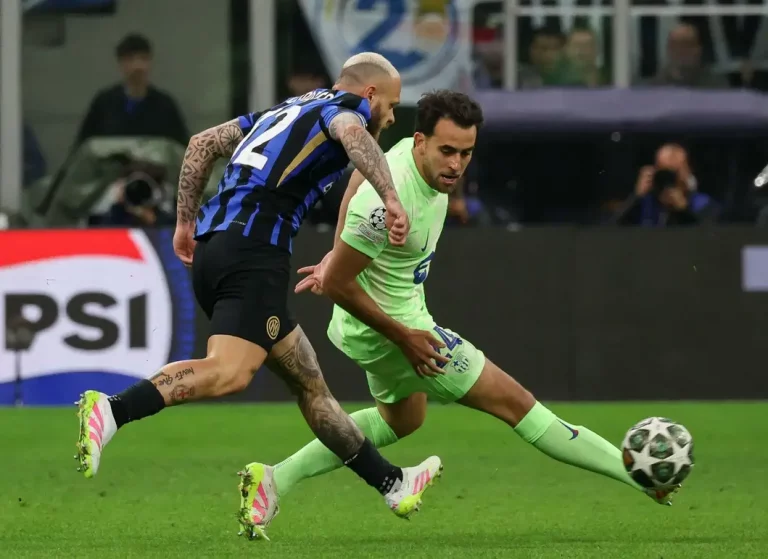 FOTOGRAFÍA. MILÁN (ITALIA), 06 DE MAYO D E2025. El defensa del FC Barcelona's Eric Garcia defiende la progresión de Federico Dimarco (I) durante el partido de vuelta de semifinales de la UEFA Champions League entre Inter Milan y FC Barcelona, en Milan, Italia Efe