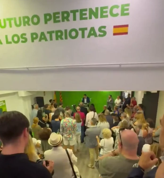 apertura de la nueva sede de VOX en la provincia de Tarragona, en la calle Pere Martell, 36, ciudad de Tarragona (2) FOTOGRAFÍA. TARRAGONA (CATALAUÑA) REINO DE ESPAÑA, 29 D EMAYO DE 2025. Decenas de personas asisten a la apertura de la nueva sede de VOX en la provincia de Tarragona, en la calle Pere Martell, 36, ciudad de Tarragona. Participan en el acto, el secretario general de VOX, Ignacio Garriga Vaz de Conceiçao; el presidente del Comité Ejecutivo Provincial de VOX en la provincia de Tarragona, Sergio Macián de Greef; y la gerente provincial de VOX en la provincia de Tarragona, Isabel Lorenzo Medina. Captura Vídeo/Lasvocesdelpueblo (Ñ Pueblo)