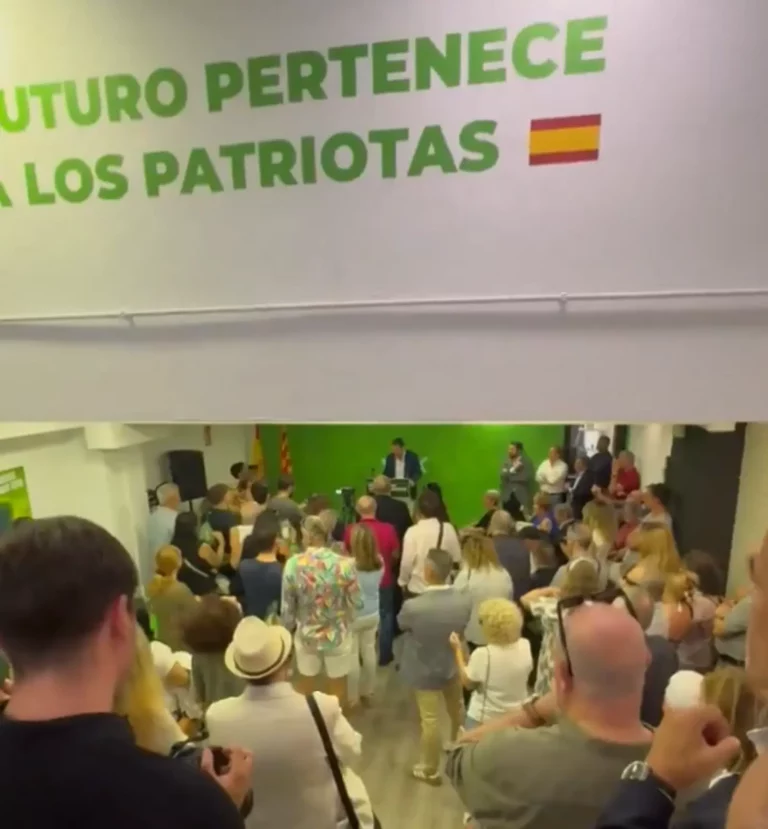 FOTOGRAFÍA. TARRAGONA (CATALAUÑA) REINO DE ESPAÑA, 29 D EMAYO DE 2025. Decenas de personas asisten a la apertura de la nueva sede de VOX en la provincia de Tarragona, en la calle Pere Martell, 36, ciudad de Tarragona. Participan en el acto, el secretario general de VOX, Ignacio Garriga Vaz de Conceiçao; el presidente del Comité Ejecutivo Provincial de VOX en la provincia de Tarragona, Sergio Macián de Greef; y la gerente provincial de VOX en la provincia de Tarragona, Isabel Lorenzo Medina. Captura Vídeo/Lasvocesdelpueblo (Ñ Pueblo)