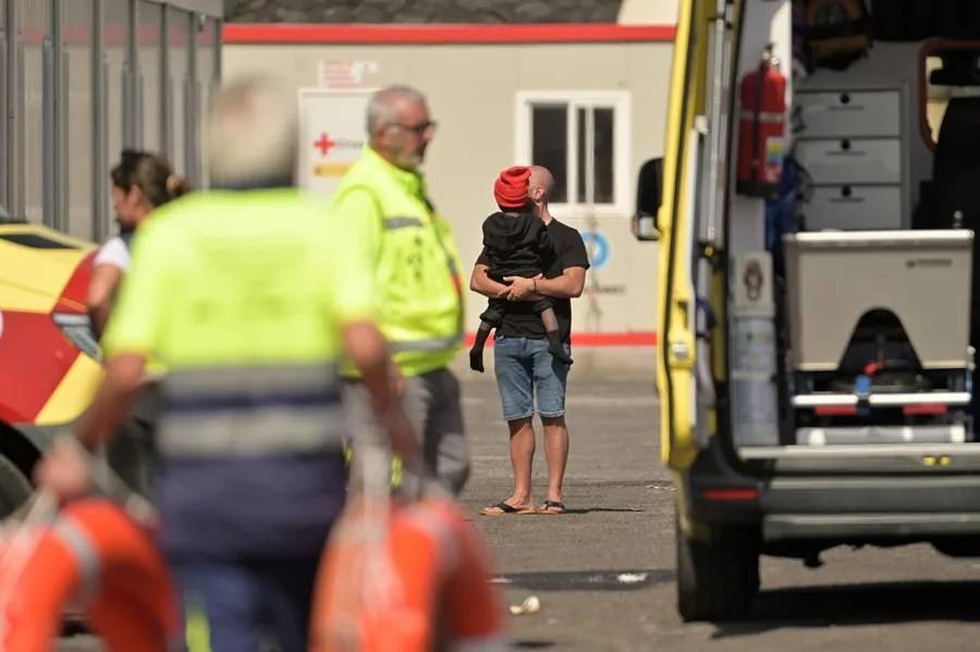 FOTOGRAFÍA. LA RESTINGA (ISLAS CANARIAS) REINO DE ESPAÑA, 28 DE MAYO DE 2025. Cuatro inmigrantes ilegales (mujeres) y tres niñas han muerto al volcar un cayuco con unos 152 indocumentados en el puerto de La Restinga (El Hierro) Reino de España, cuando sus ilegales se disponían a desembarcar, según informan la Delegación del Gobierno y el 112. Efe