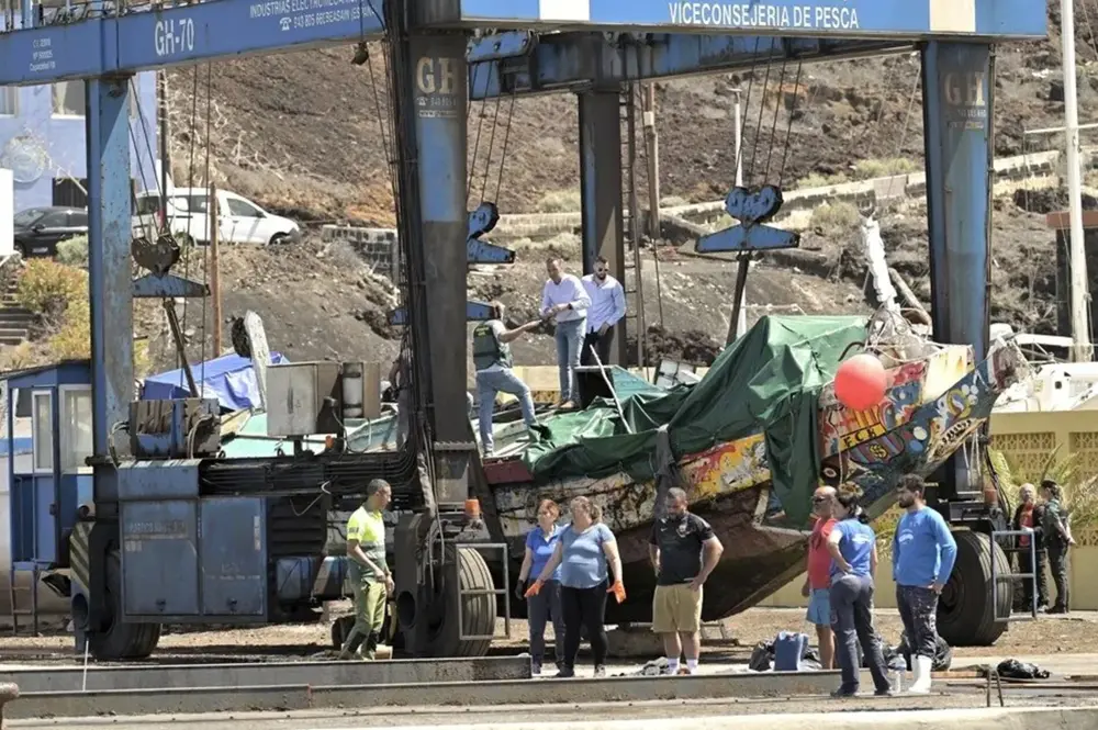 FOTOGRAFÍA. LA RESTINGA (ISLAS CANARIAS) REINO DE ESPAÑA, 28 DE MAYO DE 2025. Cuatro inmigrantes ilegales (mujeres) y tres niñas han muerto al volcar un cayuco con unos 152 indocumentados en el puerto de La Restinga (El Hierro) Reino de España, cuando sus ilegales se disponían a desembarcar, según informan la Delegación del Gobierno y el 112. Efe
