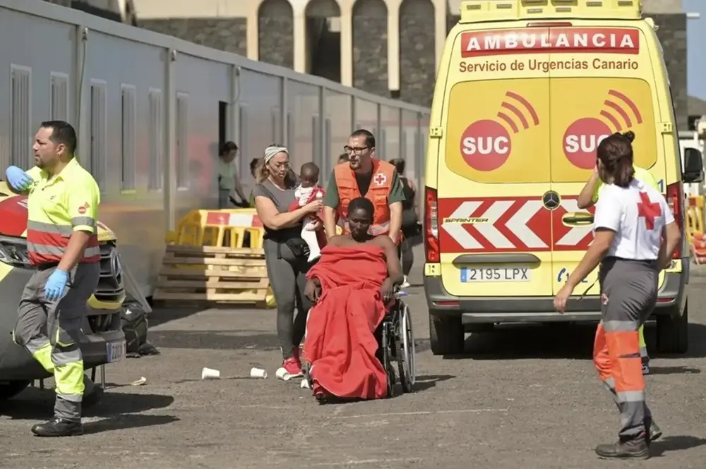 FOTOGRAFÍA. LA RESTINGA (ISLAS CANARIAS) REINO DE ESPAÑA, 28 DE MAYO DE 2025. Cuatro inmigrantes ilegales (mujeres) y tres niñas han muerto al volcar un cayuco con unos 152 indocumentados en el puerto de La Restinga (El Hierro) Reino de España, cuando sus ilegales se disponían a desembarcar, según informan la Delegación del Gobierno y el 112. Efe