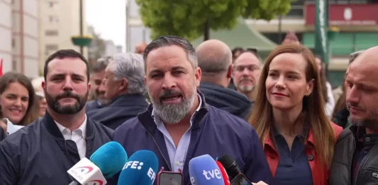 FOTOGRAFÍA. FUENLABRADA (MADRID) REINO DE ESPAÑA, PRIMERO DE MAYO 2025. El presidente de VOX y Patriots of Europe, Santiago Abascal Conde; la portavoz de VOX en la Asamblea de Madrid y Portavoz Nacional de Agenda España, Isabel Pérez Moñino-Aranda; junto al presidente del Sindicato SOLIDARIDAD para la Defensa de los Trabajadores de España, Rodrigo Alonso Fernandez; y al secretario general de Solidaridad, Jordi Albert de la Fuente Miró (Jordi de la Fuente); participan este Primero de Mayo de 2025, a la concentración convocada por esta organización sindical patriota española, bajo lema "¡Recuperarlo todo! 1 de Mayo porque, dice el cartel, las políticas globalistas y WOKE del bipartidismo (Partido Popular y Partido Socialista) ya han dejado a la juventud española "sin curro (trabajo), sin casa y sin seguridad". Lasvocesdelpueblo (Ñ Pueblo)