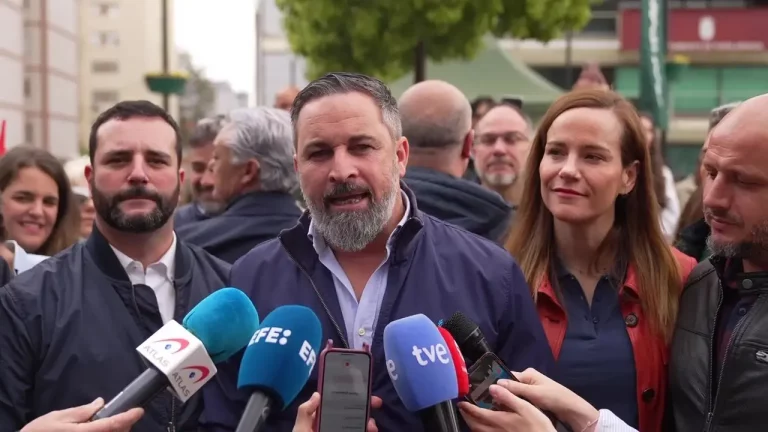 FOTOGRAFÍA. FUENLABRADA (MADRID) REINO DE ESPAÑA, PRIMERO DE MAYO 2025. El presidente de VOX y Patriots of Europe, Santiago Abascal Conde; la portavoz de VOX en la Asamblea de Madrid y Portavoz Nacional de Agenda España, Isabel Pérez Moñino-Aranda; junto al presidente del Sindicato SOLIDARIDAD para la Defensa de los Trabajadores de España, Rodrigo Alonso Fernandez; y al secretario general de Solidaridad, Jordi Albert de la Fuente Miró (Jordi de la Fuente); participan este Primero de Mayo de 2025, a la concentración convocada por esta organización sindical patriota española, bajo lema "¡Recuperarlo todo! 1 de Mayo porque, dice el cartel, las políticas globalistas y WOKE del bipartidismo (Partido Popular y Partido Socialista) ya han dejado a la juventud española "sin curro (trabajo), sin casa y sin seguridad". Lasvocesdelpueblo (Ñ Pueblo)