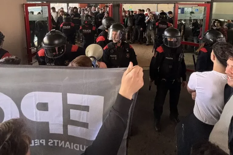 FOTOGRAFÍA. BARCELONA (REINO D EESPAÑA), 09 DE MAYO D E025. La entidad juvenil patriota catalana Estudiants pel Canvi (EPC) ha sacado este viernes músculo en la Facultad de Geografía y Historia de la Universidad de Barcelona (UB) frente a grupúsculos totalitarios muy antidemocráticos de la izquierda extrema socialista y extrema izquierda comunista, junto a sus compinches de la antiEspaña, quienes han presionado al rector y a la Facultad de Geografía y Historia de la UB para que veten la conferencia "Mitos y Verdades del Imperio Español", que iba a impartir el historiador y docente especializado en historia contemporánea Fernando Paz Cristóbal. Lasvocesdelpueblo (Ñ Pueblo)