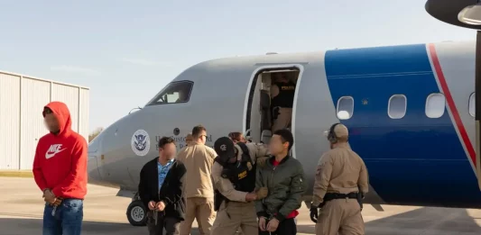FOTOGRAFÍA. WASHINGTON (ESTADOS UNIDOS DE AMÉRICA, EEUU), 29 DE ABRIL DE 2025. Detalle de las deportaciones de criminales de Estados Unidos de América, EEUU, a sus países de origen o directamente a El Salvador, gracias a un acuerdo entre United States of America y El Salvador. El presidente de United States of América, Donald John Trump, está tomando medidas enérgicas contra los terroristas que amenazan a Estados Unidos. Esto incluye la designación de los islamofascistas de Yemen, los "hutíes"; las pandillas hispanoamericanas: Tren de Aragua, la Mara Salvatrucha (MS)/Mara/(MS-13), y los cárteles de la droga mexicanos como "organizaciones terroristas extranjeras". Lasvocesdelpueblo (Ñ Pueblo)