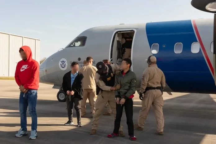 deportaciones de criminalesd de Estados Unidos de América, EEUU, a sus países de origen o directamente a El Salvador, gracias a un acuerdo entre United States of America y El Salvador (1) FOTOGRAFÍA. WASHINGTON (ESTADOS UNIDOS DE AMÉRICA, EEUU), 29 DE ABRIL DE 2025. Detalle de las deportaciones de criminales de Estados Unidos de América, EEUU, a sus países de origen o directamente a El Salvador, gracias a un acuerdo entre United States of America y El Salvador. El presidente de United States of América, Donald John Trump, está tomando medidas enérgicas contra los terroristas que amenazan a Estados Unidos. Esto incluye la designación de los islamofascistas de Yemen, los "hutíes"; las pandillas hispanoamericanas: Tren de Aragua, la Mara Salvatrucha (MS)/Mara/(MS-13), y los cárteles de la droga mexicanos como "organizaciones terroristas extranjeras". Lasvocesdelpueblo (Ñ Pueblo)