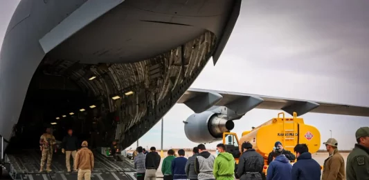 FOTOGRAFÍA. WASHINGTON (ESTADOS UNIDOS DE AMÉRICA, EEUU), 29 DE ABRIL DE 2025. Detalle de las deportaciones de criminales de Estados Unidos de América, EEUU, a sus países de origen o directamente a El Salvador, gracias a un acuerdo entre United States of America y El Salvador. El presidente de United States of América, Donald John Trump, está tomando medidas enérgicas contra los terroristas que amenazan a Estados Unidos. Esto incluye la designación de los islamofascistas de Yemen, los "hutíes"; las pandillas hispanoamericanas: Tren de Aragua, la Mara Salvatrucha (MS)/Mara/(MS-13), y los cárteles de la droga mexicanos como "organizaciones terroristas extranjeras". Lasvocesdelpueblo (Ñ Pueblo)