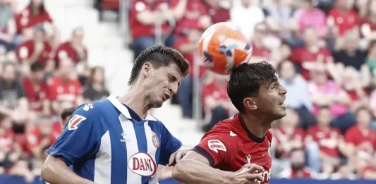 FOTOGRAFÍA. PAMPLONA (NAVARRA) REINO DE ESPAÑA, 18 DE MAYO DE 2025. El centrocampista del Osasuna Lucas Torró (d) disputa un balón con el defensa del Espanyol Marash Kumbulla (i) durante el partido de LaLiga entre el Osasuna y el Espanyol, este domingo en el estadio de El Sadar, en Pamplona. Efe