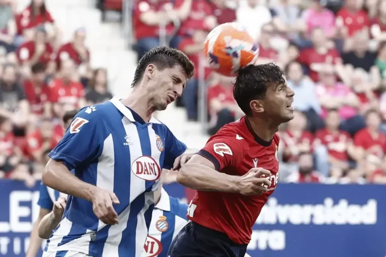 FOTOGRAFÍA. PAMPLONA (NAVARRA) REINO DE ESPAÑA, 18 DE MAYO DE 2025. El centrocampista del Osasuna Lucas Torró (d) disputa un balón con el defensa del Espanyol Marash Kumbulla (i) durante el partido de LaLiga entre el Osasuna y el Espanyol, este domingo en el estadio de El Sadar, en Pamplona. Efe