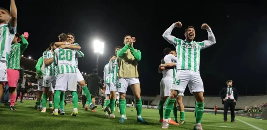 FOTOGRAFÍA. FIRENZE FI (ITALIA), 08 DE MAYO DE 2025. Los jugadores del Real Betis celebran su clasificación a la final de la Liga Conferencia, tras el partido de vuelta de las semifinales contra el Fiorentina. Efe