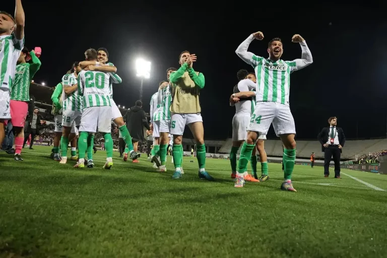 FOTOGRAFÍA. FIRENZE FI (ITALIA), 08 DE MAYO DE 2025. Los jugadores del Real Betis celebran su clasificación a la final de la Liga Conferencia, tras el partido de vuelta de las semifinales contra el Fiorentina. Efe