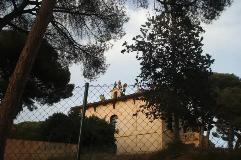 FOTOGRAFÍA. EL MASNOU (BARCELONA) ESPAÑA, 04.07.2019. Vista de un grupo de inmigrantes islamistas 'Menores no Acompañados (MENAS), unos cogiendo sus digitales y haciendo gestos obscenos mientras otros atancan con piedras a las vecinas y vecinos de la localidad española ubicada en la comarca de El Maresme (Barcelona), El Masnou, hoy desde el tejado del albergue donde están alojados por la generalidad de Cataluña y cobran '638 euros' mensuales, después del intento de agresión sexual de una joven de éste pueblo por parte de esos grupos de inmigrantes MENAS. Lasvocesdelpueblo