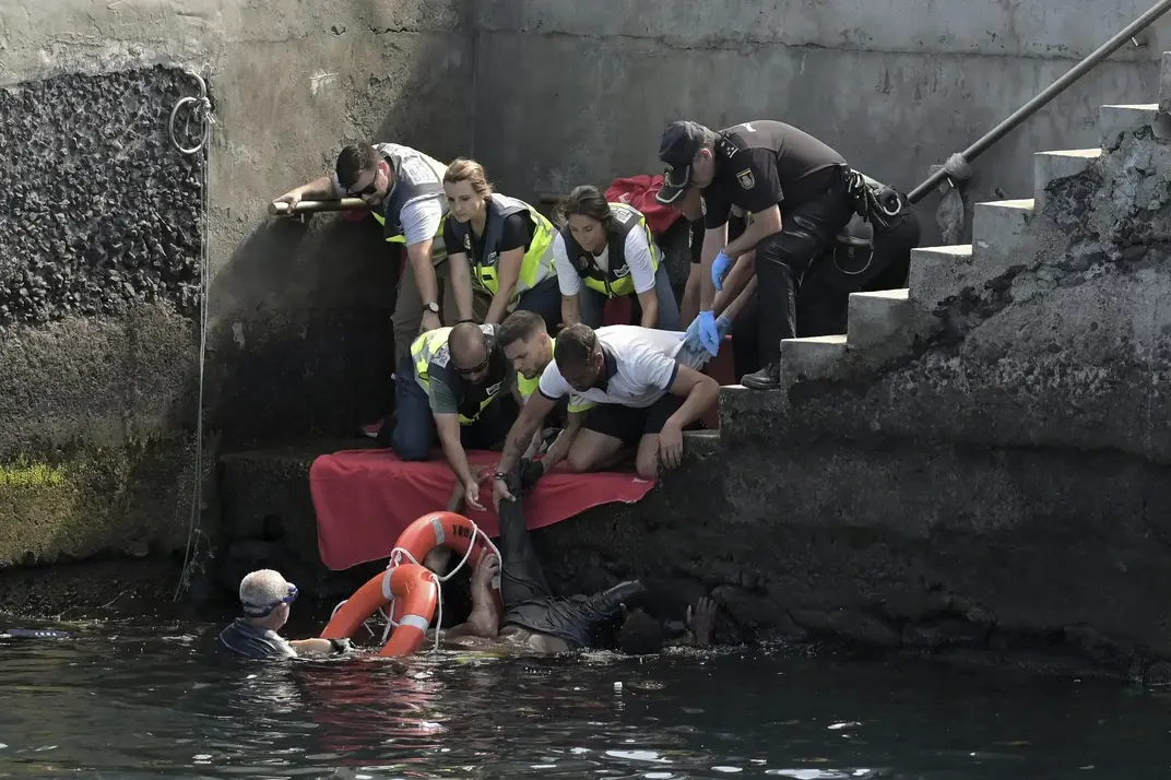 FOTOGRAFÍA. LA RESTINGA (ISLAS CANARIAS) REINO DE ESPAÑA, 28 DE MAYO DE 2025. Cuatro inmigrantes ilegales (mujeres) y tres niñas han muerto al volcar un cayuco con unos 152 indocumentados en el puerto de La Restinga (El Hierro) Reino de España, cuando sus ilegales se disponían a desembarcar, según informan la Delegación del Gobierno y el 112. Efe