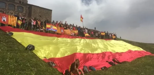 FOTOGRAFÍA. SAN LORENZO DEL MUNT (VALLÉS OCCIDENTAL) BARCELONA (CATALUÑA) REINO DE ESPAÑA, 27 DE MAYO DE 2018. Más de 200 catalanes, en su mayoría vecinos de Terrassa, despliegan una gigante bandera de España de 25 metros de largo por 9 metros de ancho esta mañana a la cima de la Mola, la montaña más alta del parque natural del macizo de San Lorenzo del Munt y del Obac con 1104 metros de altitud, en la comarca del Vallés Occidental, provincia de Barcelona, Comunidad Autónoma de Cataluña (Reino de España), en marco de las protestas patriotas estalladas tras los golpes de estado separatistas del 1 de octubre, 10 de octubre y 27 de octubre de 2017. Lasvocesdelpueblo (Ñ Pueblo)